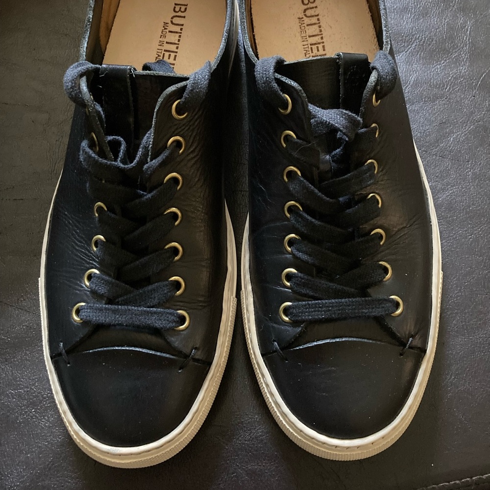 BUTTERO. Black leather low profile sneakers Made in Italy. Round toe Flat sole